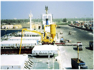 Перевалка грузов в портовом терминале